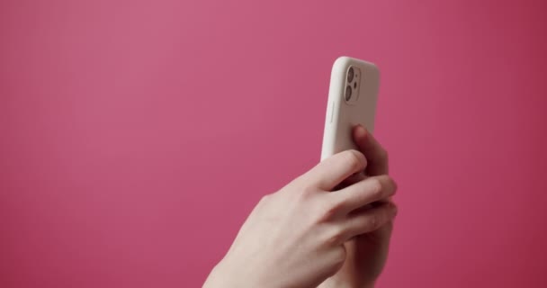 Les Mains Des Femmes Utilisent Smartphone Blanc Sur Fond Rose — Video