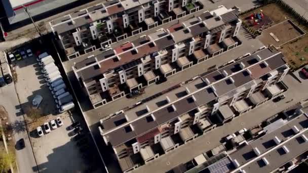 Nowoczesne Osiedle Mieszkaniowe Domami Ziemi Plac Zabaw Parking Dwupiętrowe Domy — Wideo stockowe