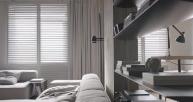 Modern oturma odası. Lüks minimalist tasarım, beyaz ve gri tonlu gerçek daire, zarif sandalye ve lüks mobilyalar, beyaz halı ve siyah ses teknikleri, beton, minimalist tasarım