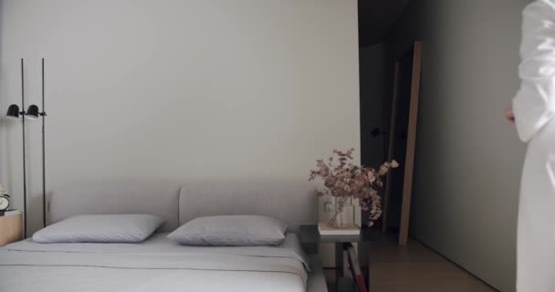 Bedroom Minimalist Apartment White Tones Modern Black Lamp Comfortable Minimalist — Vídeo de Stock