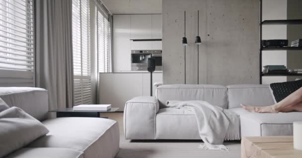Розкішний Мінімалістичний Дизайн Реальна Квартира Білими Сірими Тонами Елегантне Крісло — стокове відео