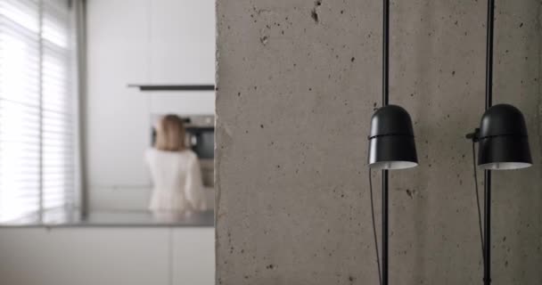 Una Donna Caffè Casa Una Cucina Moderna Appartamento Minimalista Home — Video Stock