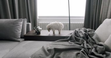 Oturma odasının modern iç tasarımı. Minimalist Dekorlu Modern Gri Koltuk ve Perdeler. Minimalist İç İşleri. Samimi Modern Mobilya Tasarımı. Lüks Zarif Oda