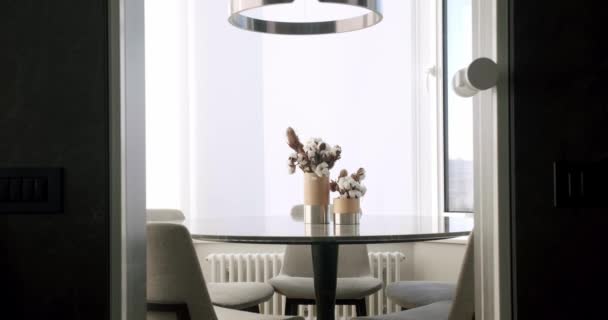 Minimalist Modern White Dining Room White Chairs Minimalist Lamp Minimalist — Wideo stockowe