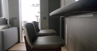 Modern sandalyeli gerçek beton mutfak adası. Bar taburesi ve modern mutfak. Minimalist İçişleri 'ndeki bar mobilyaları. Ev Detayları. Emlak. Mutfak Odalı Gerçek Modern Daire