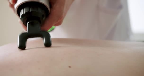 Doktor Sırt Kaslarını Tedavi Ediyor Masaj Tabancasının Nasıl Kullanıldığını Gösteriyor — Stok video