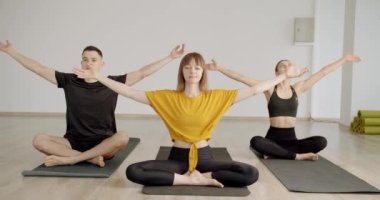 Fitness stüdyosunda sağlıklı bir yaşam tarzı egzersizi, nilüfer poz verme egzersizi, evde birlikte meditasyon yapma, konsantrasyon egzersizi. Sınıfta grup egzersizlerinden sonra dinleniyorum. Yoga Kulübü