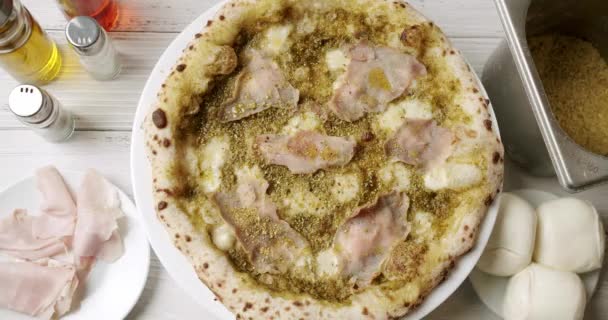 Pizza Hússal Pesto Val Sajttal Parmezánnal Frissen Sütőből Fogyasztásra Kész — Stock videók