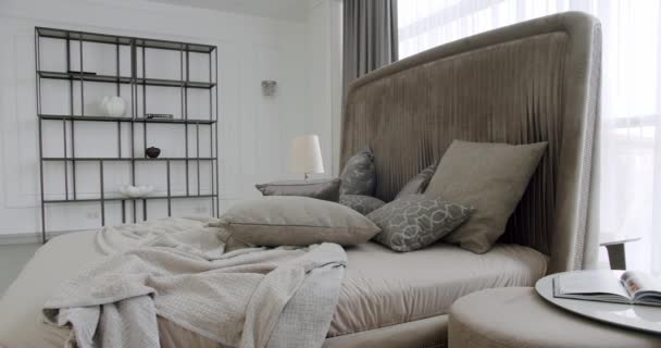 Modern Hotel Bedroom Interior Bed Many Pillows Minimalistic Scandinavian Style — Stockvideo