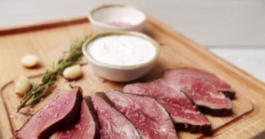 Yakın Dilimlenmiş Et. Az pişmiş biftekli ızgara sebze salatası. Dilimlenmiş sığır eti ve pişmiş sebzeli taze yaz salatası. Biftek ızgara Makro. Dana eti dilimi.