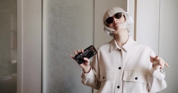 Joyeux Jeune Femme Aux Cheveux Blancs Écoutant Musique Pop Énergique — Video