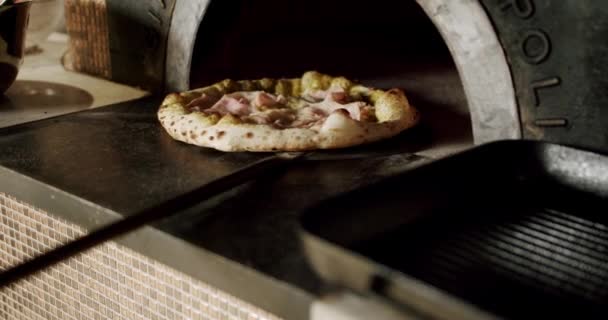 Chef Prépare Une Pizza Dans Cuisine Restaurant Pizza Napolitaine Italienne — Video