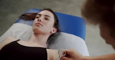 IASTM, Rhomboid ve Acı için miyofasiyal tahliye, akıllı aletler kullanan terapist, kürek ağrısını tedavi etmek için IASTM aletini kullanıyor, fasya manipülasyonları uyguluyor boynuna yumuşak doku tedavisi uyguluyor. 