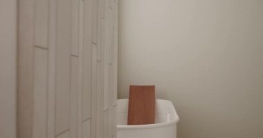 Lüks Banyo İçi, banyo aksesuarları, ayna ve duş başlığı, modern iç mekanda yuvarlak ayna, banyo küveti modern tasarımı olan minimalist iç mimari. Lüks, rahat, beyaz bir daire..