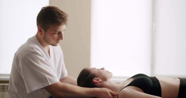 Zrelaksowana Kobieta Leżąca Łóżku Spa Masaż Twarzy Głowy Zabieg Spa — Wideo stockowe