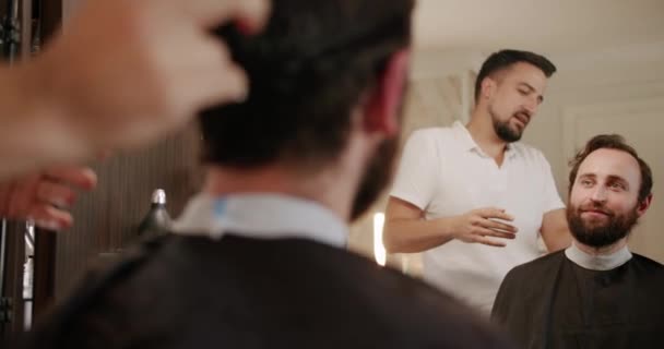 Modern Haircut Barber Shop Customer Service Stylish Man Sitting Barber — Vídeo de Stock