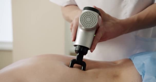 Doctor Treating Patients Back Muscles Demonstration Use Massage Gun Concept — Stockvideo
