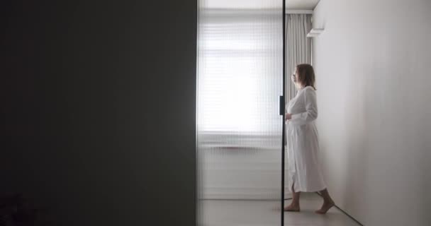 Woman Robes Open Transparent Sliding Door Modern Bathroom Minimalist Bathtub — ストック動画
