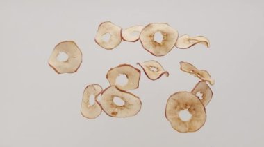 Çıtır Apple cipsleri izole edilmiş beyaz arka planda zıplar ve düşerler. Kurutulmuş elma. Dilimlenmiş Elma. Atıştırmalık Fast Food. Lezzetli elma cipsi. Doğal Gıda. Lezzetli yemek. Elma cipsini dilimle.. 