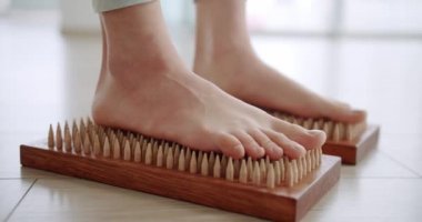 Tırnakları olan bir sadhu tahtası, meditasyon için keskin tırnaklara basan kadın ayakları, ayak gevşemesi, akupunktur aleti. Keskin tırnaklı sadhu tahtası, gevşeme egzersizi, yoga..