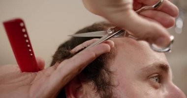 Kuaför, kuaför hizmetleri alıyorum. Berber dükkanında modern saç kesimi. Müşteri Hizmetleri. Berber dükkanında şık bir adam, kuaför erkek saç kesimi makas, yakın çekim..