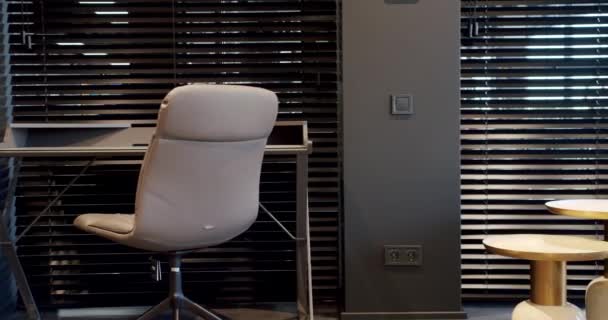 Moderne Houten Werktafel Met Minimalistische Lederen Stoel Comfortabele Werkkamer Palmdecoratie — Stockvideo