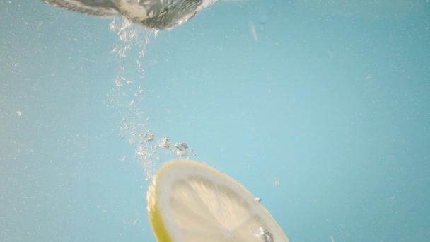 Yellow Lemon Transparent Water Citrus Fresh Fruits Commercial Juice Macro — ストック動画