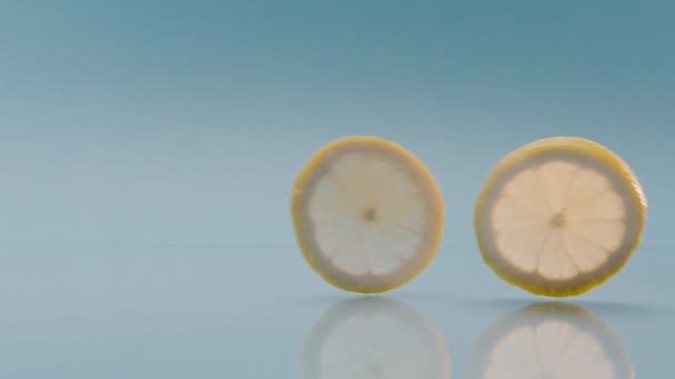 Pomalý Pohyb Makro Záběr Citron Plátek Spadnout Modré Pozadí Nealko — Stock video