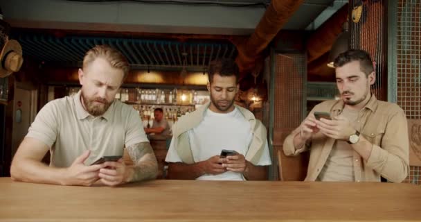 Multiethnic Group People Using Smartphones Actively Three Friends Cafe Bar — Stock Video