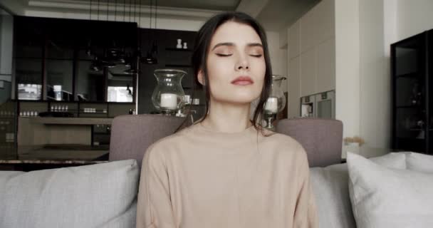 Młoda Spokojna Atrakcyjna Kobieta Relaksująca Się Pozycji Lotosu Złożonymi Mudrze — Wideo stockowe