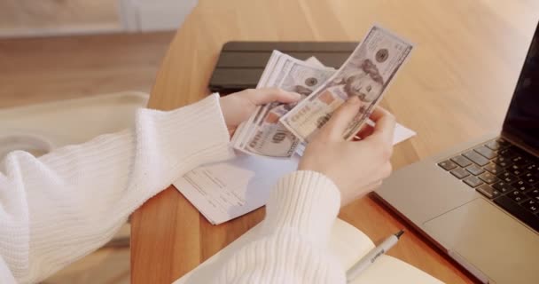Corrupte Geldsystemen Gestresste Jonge Vrouw Berekenen Maandelijkse Huiskosten Belastingen Bankrekening — Stockvideo