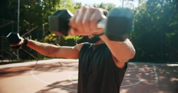 Fit Man Aan Het Trainen Met Halters Gym Concept Een — Stockvideo