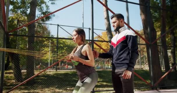 Тренер Чоловічої Корекції Підходить Жінці Робить Тренажерні Вправи Тренування Відкритому — стокове відео