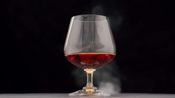 Luxe Cognac Glas Met Gouden Cognac Geïsoleerde Zwarte Achtergrond Met — Stockvideo