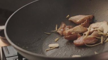 Mutfakta tavada tavuk pişirmek. Şef Lezzetli tavada bir et yemeği hazırlıyor. Sıcak tavada kızarmış et. Yakın çekim nefis et. Restoran ve Gastronomi konsepti ve lezzetli yemekler..