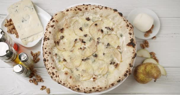 Большая Пицца Сыром Грушей Готовы Еде Вкусный Итальянский Наполи Пицца — стоковое видео
