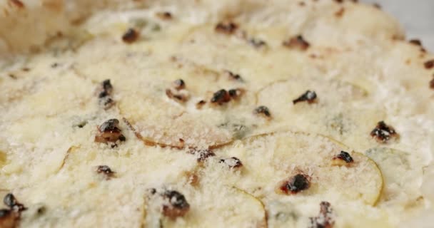 Pizza Besar Dengan Keju Dengan Pear Siap Untuk Makan Lega — Stok Video