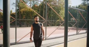 Sırt kaslarını çalıştıran yakışıklı, güçlü atletik erkekler vücut geliştirme ve spor yapma konsepti. Spor salonundaki adam kaslarını şişiriyor spor salonunda çıplak olarak barfiks çekiyor..