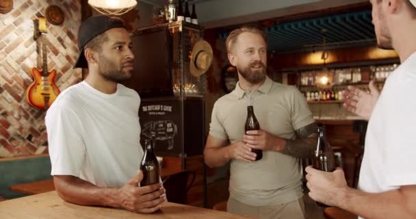 朋友家喝啤酒 男同事心情好 喝生啤酒 放松身心 友谊和休闲的概念 一个多种族的朋友在酒吧享受周末的夜晚 — 图库视频影像