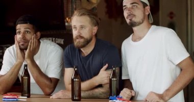 Taraftarlar takımı kaybetmekten endişeleniyorlar. Destekçiler sevgili takımlarından memnun değiller. Hüsrana uğramış taraftarlar favori takımın kaybetmesini izliyor. Sadık futbol taraftarları takımlarını destekliyor..