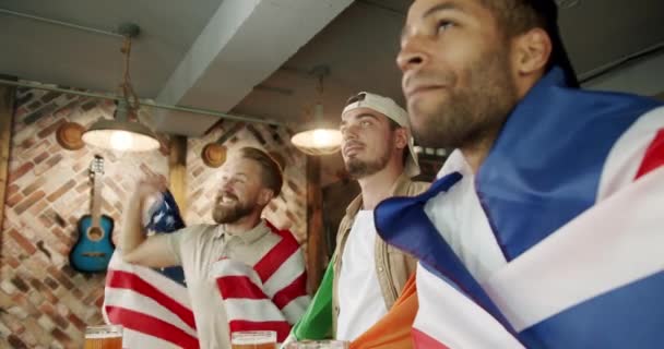 Taraftarlar Bir Barda Arkadaşlarıyla Futbol Izliyorlar Dünya Kupası Futbol Futbol — Stok video