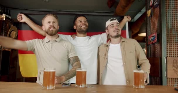 Fans Viendo Fútbol Bar Con Amigos Copa Del Mundo Fútbol — Vídeo de stock