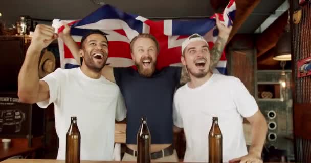 Amici Bar Pub Che Divertono Uomini Con Bandiera Del Paese — Video Stock