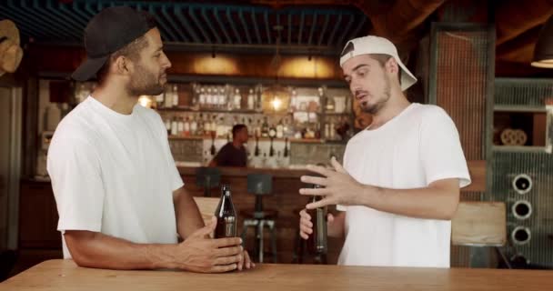 Colegas Masculinos Buen Humor Beber Cerveza Barril Relajarse Concepto Amistad — Vídeos de Stock