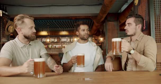 Група Друзів Ють Пиво Спілкуються Добре Проводять Час Пабі Чоловіки — стокове відео