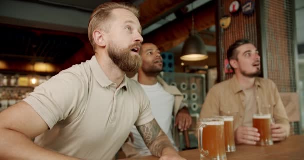 Taraftarlar Bir Barda Arkadaşlarıyla Futbol Izliyorlar Dünya Kupası Pub Arkadaşlar — Stok video
