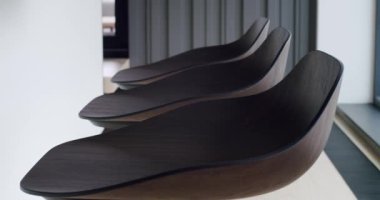 Modern mutfak ve bar kahverengi sandalyeler minimalist dairede mutfak odasında. Modern sandalyeler. Kahverengi Minimalist Tasarım Sandalyeleri. Rahat bir tasarım ve rahat bir daire. İtalyan Tasarım Mobilya Ayrıntıları.