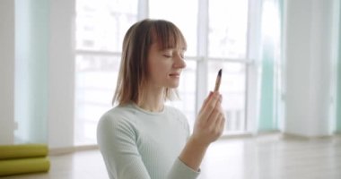 Palo Santo ile meditasyon yapan kadın, kutsal ahşap, stüdyoda rahatlama zen uygulaması, bitkisel şifa, Bursera Graveolens. Yoga ya da aura temizliği. Esrarengiz ayinler için gerekli tütsü, 