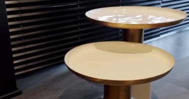 Modern Minimalist Yuvarlak Kahve Masası Çağdaş İçişleri 'nde oturma odasında. Altın maddeyle dolu lüks detaylar oturma odasında modern yuvarlak masa. Ev lüks dekorasyonu. Çatı katı konforlu daire.