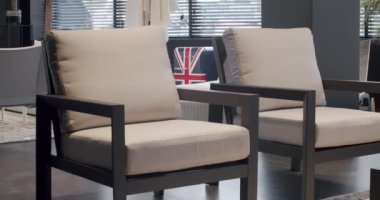 Modern beyaz ve bej mobilyalar bahçe ve modern lüks konak için. Minimalist daire. Açık masa ve bahçe parkı için sandalyeler. Modern Sandalyeler, Minimalist sandalyeli Yaz Terası.